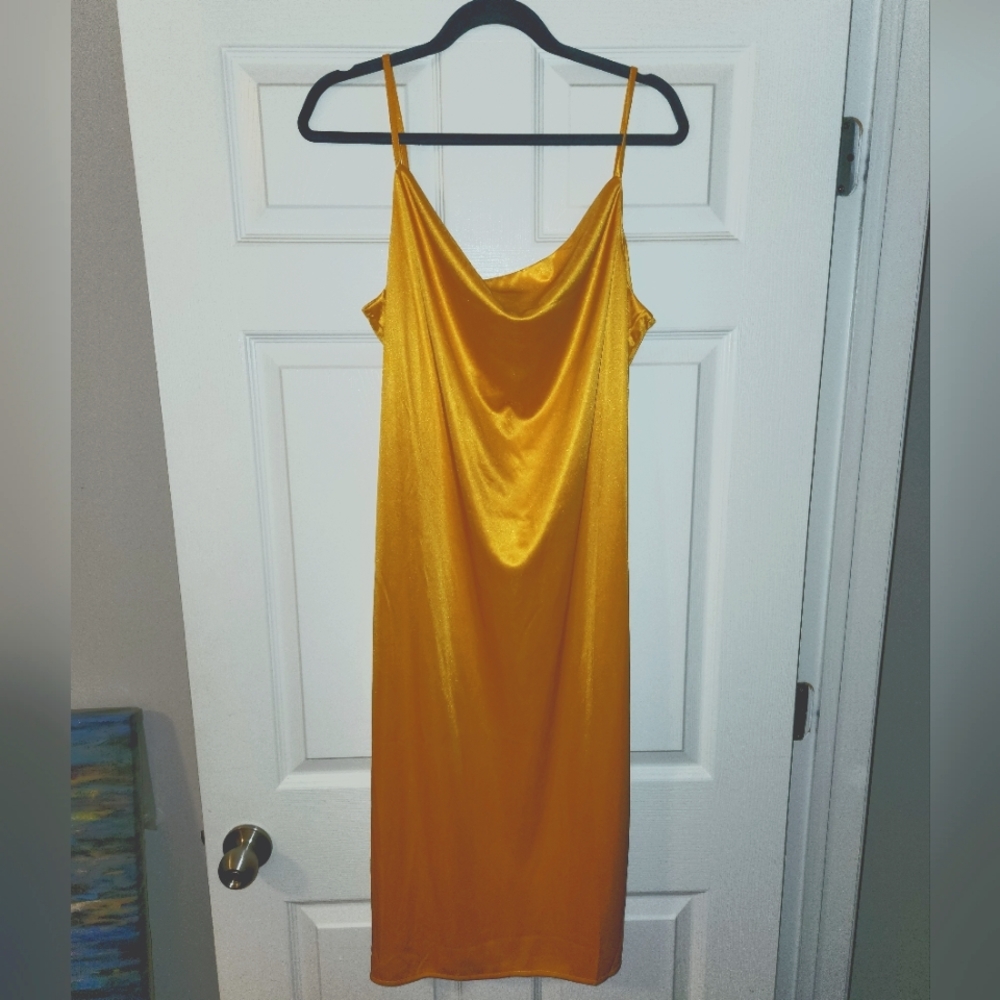 🌻🌼 NWT H&M Satin illusion, side slit, spaghetti strap, cowl neck midi dress.